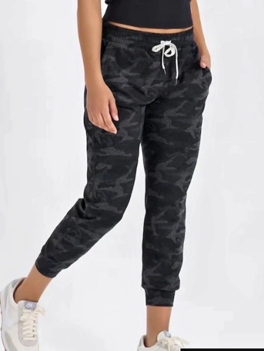 Vuori Performance Jogger Black Camo Women’s Small